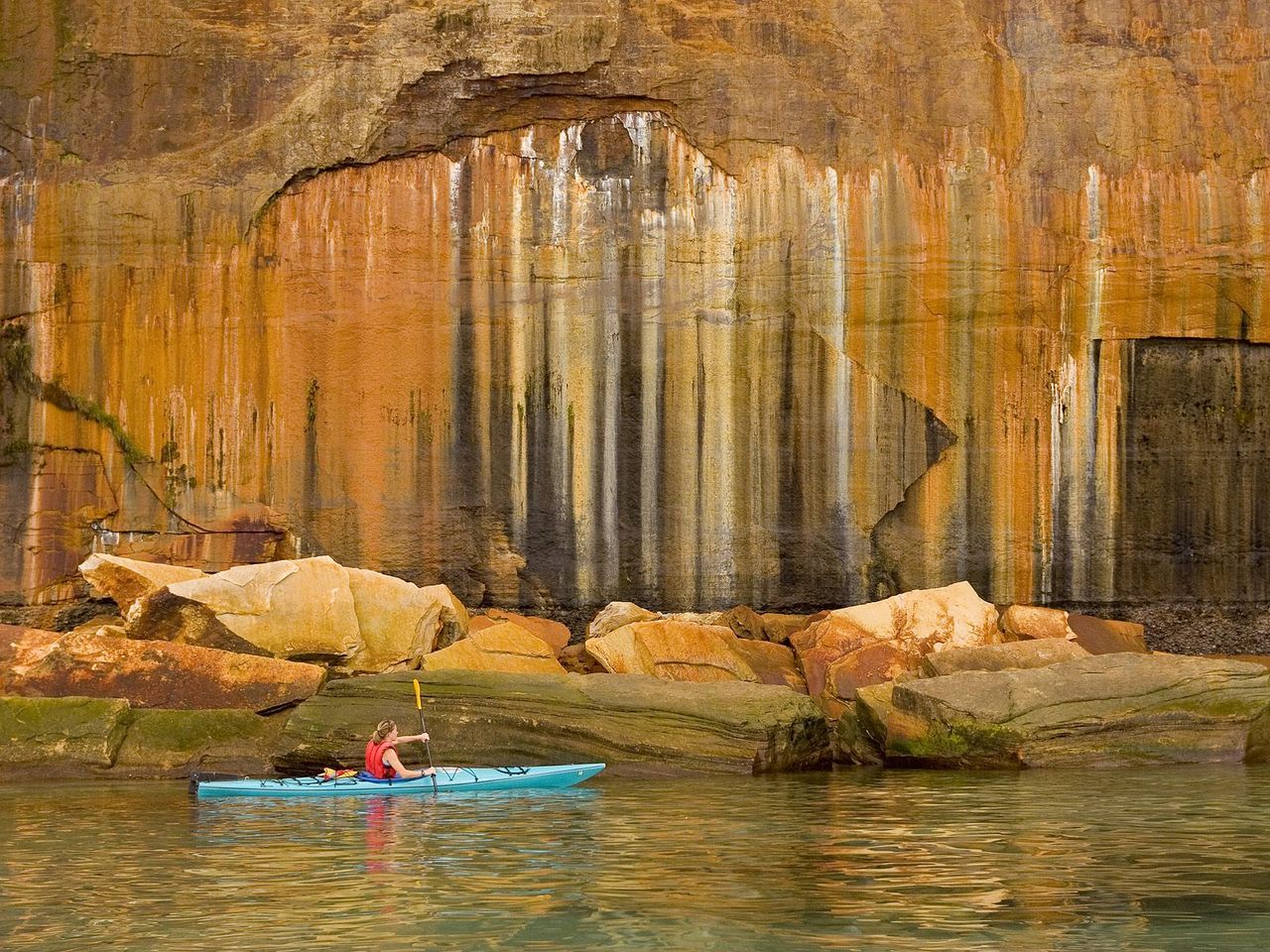 Foto: Kayaking Along The Sea Cliffs Of Pictured Rocks National Seashore, Lake Superior, Michigan