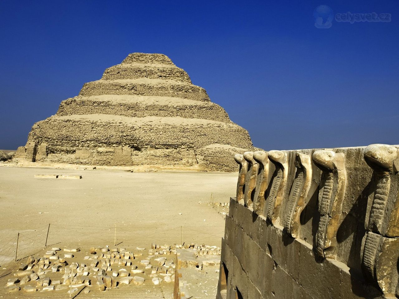 Foto: Cobra Figures And The Step Pyramid, Saqqara, Egypt