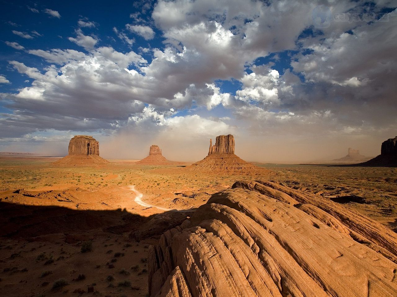 Foto: A Building Sandstorm Behind The Two Mittens, Monument Valley, Utah