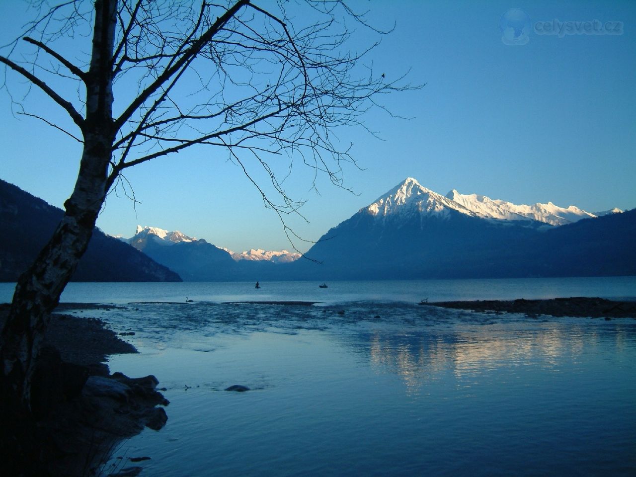 Foto: Shoreline In Interlaken, Switzerland