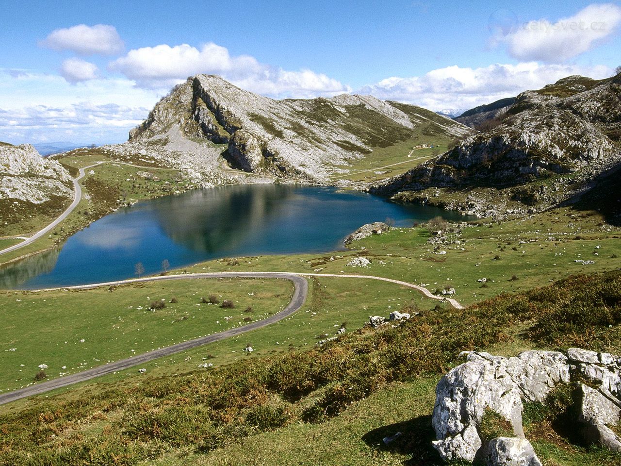 Foto: Lake Enol, Covadonga, Picos De Europa National Park, Asturias, Spain