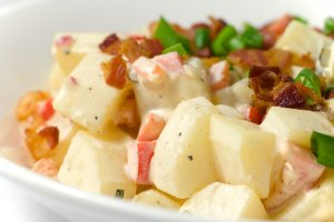 Recept online: Bramborov salt Delikates: Jemn salt z brambor, cibule,okurky, jablek, kukuice a vajec se zlivkou