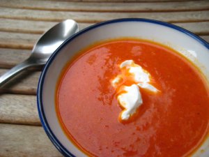 Recept online: Paprikov polvka s tukem: Polvka z rajat, paprik, cibule a esneku s povaenm masem z tuka