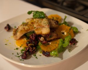 Recept online: Ryb file s pomerani a rukolou: Porce osmaen bl ryby v listovm saltu se zlivkou, obloen kousky pomerane