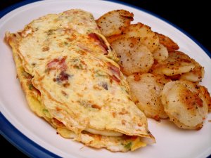 Recept online: Rychl omeleta s cuketami: Rychl barevn omeleta  z cuket, unky a vajec