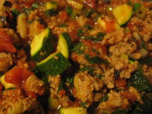 Recept online: Smaen krt maso s cuketou: Restovan kousky krtho masa ,cukety a cibule, povaen ve vvaru, jemn koenn kari a kurkumou