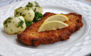 Recept online: Smaen zky z telecho masa: Dozlatova smaen zeky  obalen ve strouhance  s citronovmi ezy