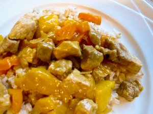 Recept online: Vepov na kari s ananasem: Marinovan vepov maso, duen s asijskm koenm, v omce s kousky ananasu