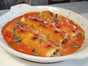 Recept online: Zapkan cannelloni s mortadelou: Canellonni zapeen s mletm masem, mortadelou a  omkou ze zeleniny, rajat, smetany a ervenho vna